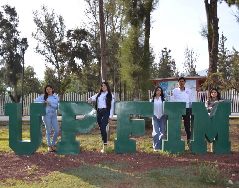 Estudiantes en campus